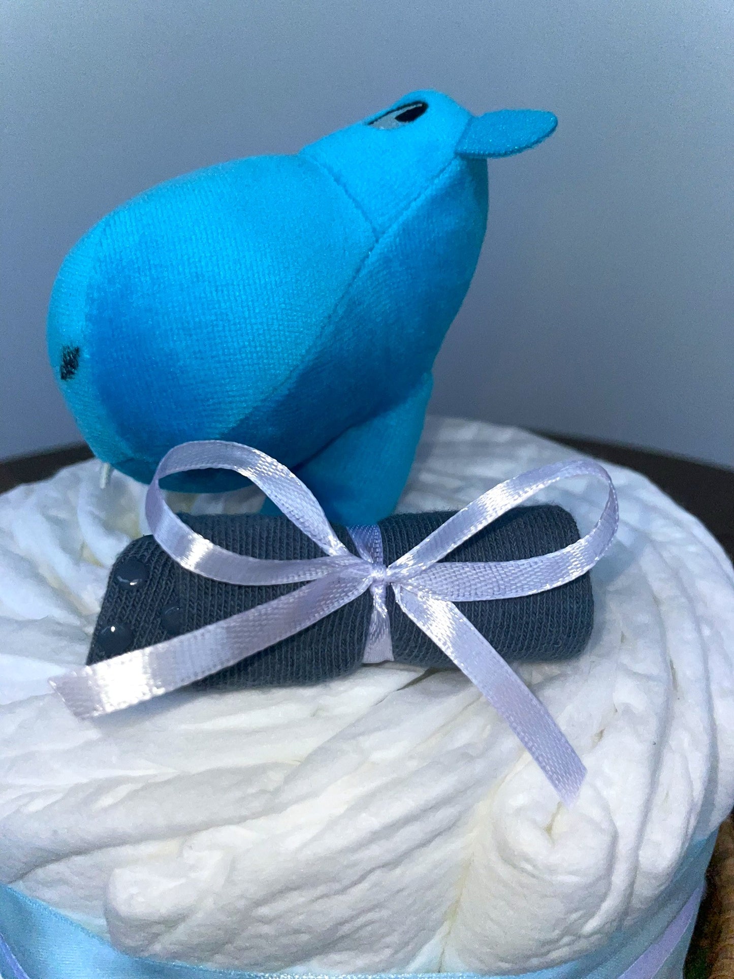 Handgjord Blöjtårta Babyblå - Envånings med Flodhäst Skallra