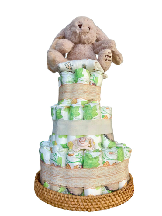 Handgjord beige blöjtårta med gosedjurskanin – perfekt babyshowerpresent