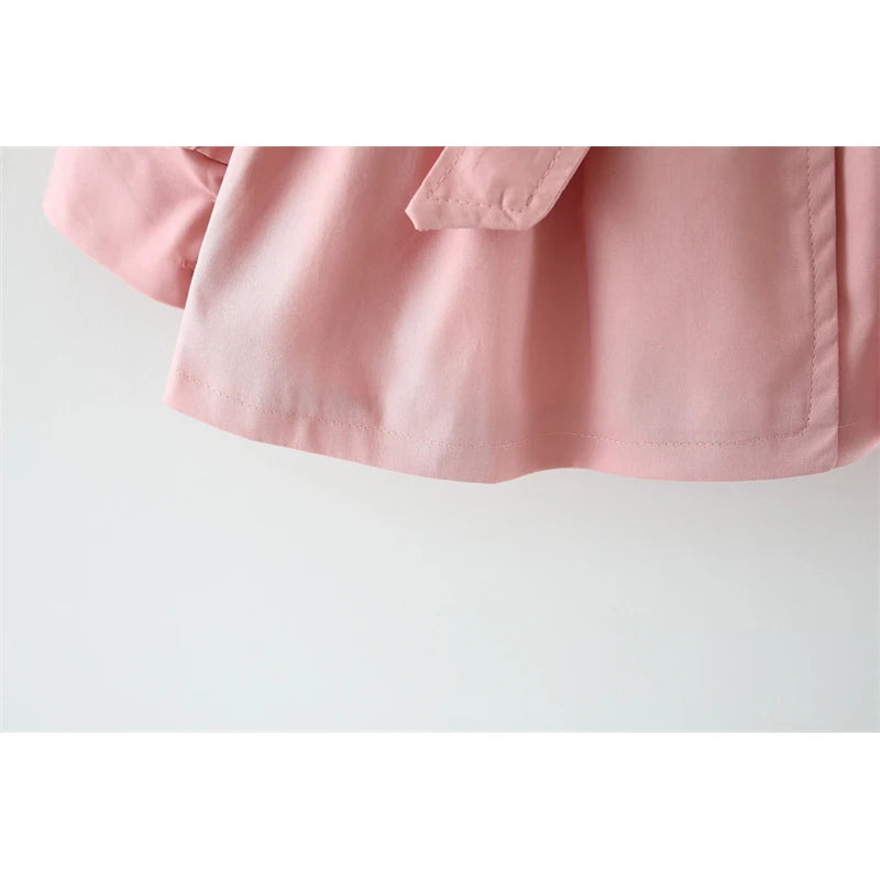 closeup på en rosa trenchcoat kanter och detaljer.