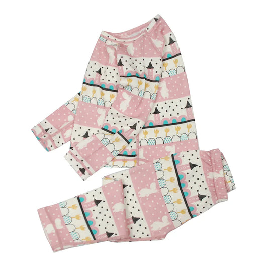 Barnens rosa termounderställ i naturliga material som bambu och ull