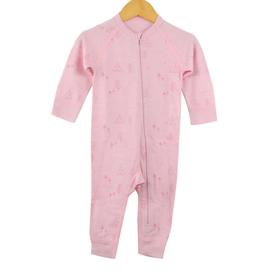 Rosa baby overall i merinoull med dragkedja, perfekt för känslig hud och temperaturkontroll.