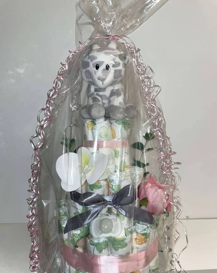 Handgjord rosa blöjtårta med satinband och mjukt gosedjur – elegant present till dop