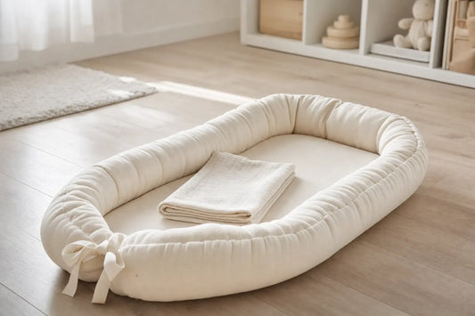 Babynest köpguide — mjukt bebisnest i ljus färg