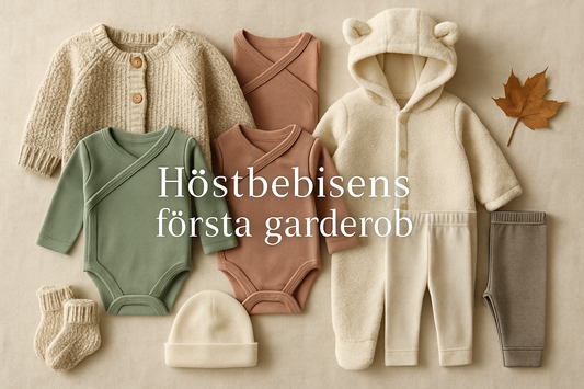 En organiserad flat lay av kläder för en nyfödd höstbebis, inklusive ullkofta och overall, som illustrerar en checklista med allt du behöver.