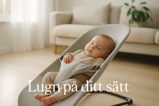 En bebis sover lugnt i en modern babysitter i ett ljust, skandinaviskt vardagsrum, vilket illustrerar beslutsguiden för elektrisk vs. vanlig babysitter.