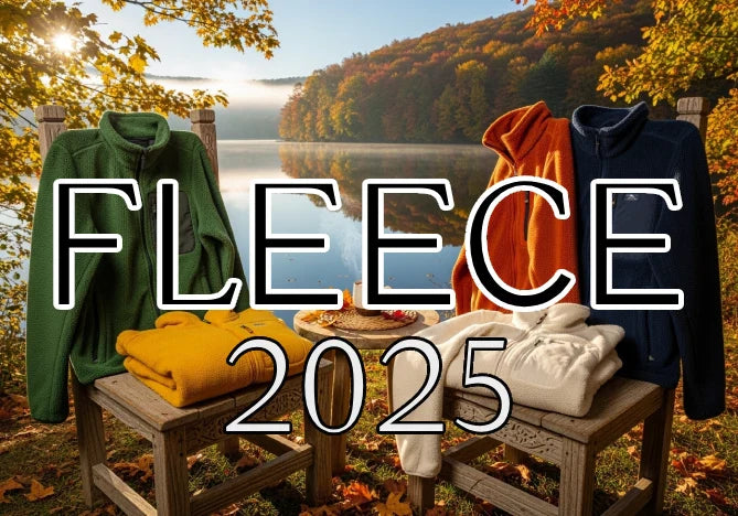 fleece och fleecejackor på en stol och hängande vid en sjö under våren, fleece i olika färger för barn