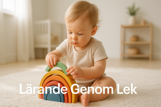 Ett litet barn leker koncentrerat med en Montessori-regnbåge i trä, vilket illustrerar den kompletta guiden till Montessori-leksaker för varje ålder (0-3+ år).
