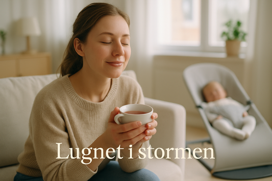 En utmattad men lättad mamma sitter i en soffa och håller en kopp te, medan hennes bebis sover lugnt i bakgrunden. Bilden illustrerar tips för föräldrar med en orolig bebis.