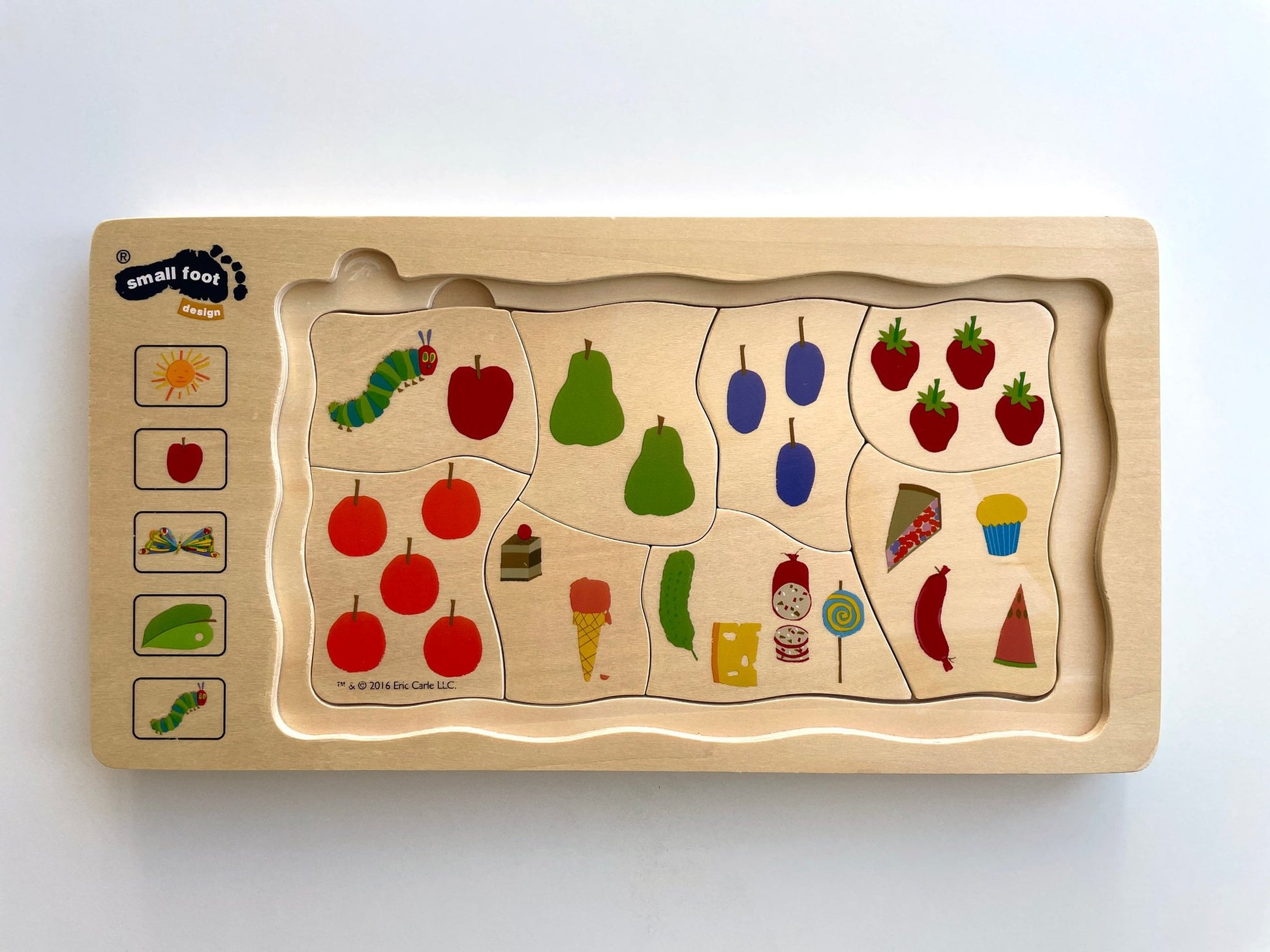 Träpussel med frukter och mat från sagan Den hungriga larven – pedagogisk leksak