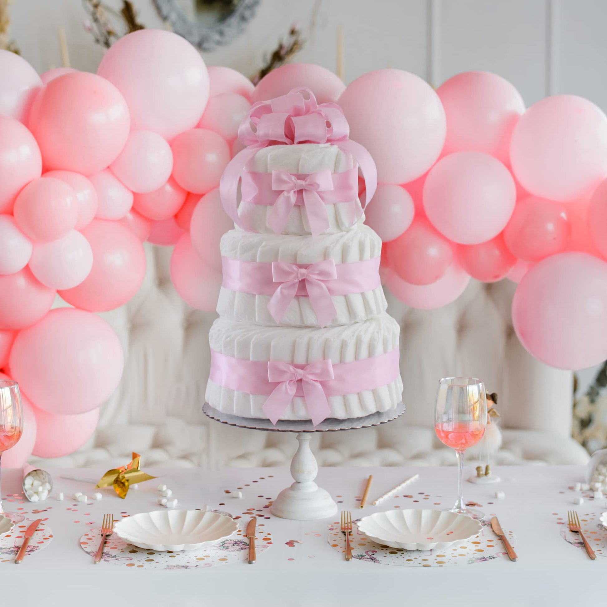 Klassisk rosa blöjtårta med tre våningar för babyshower