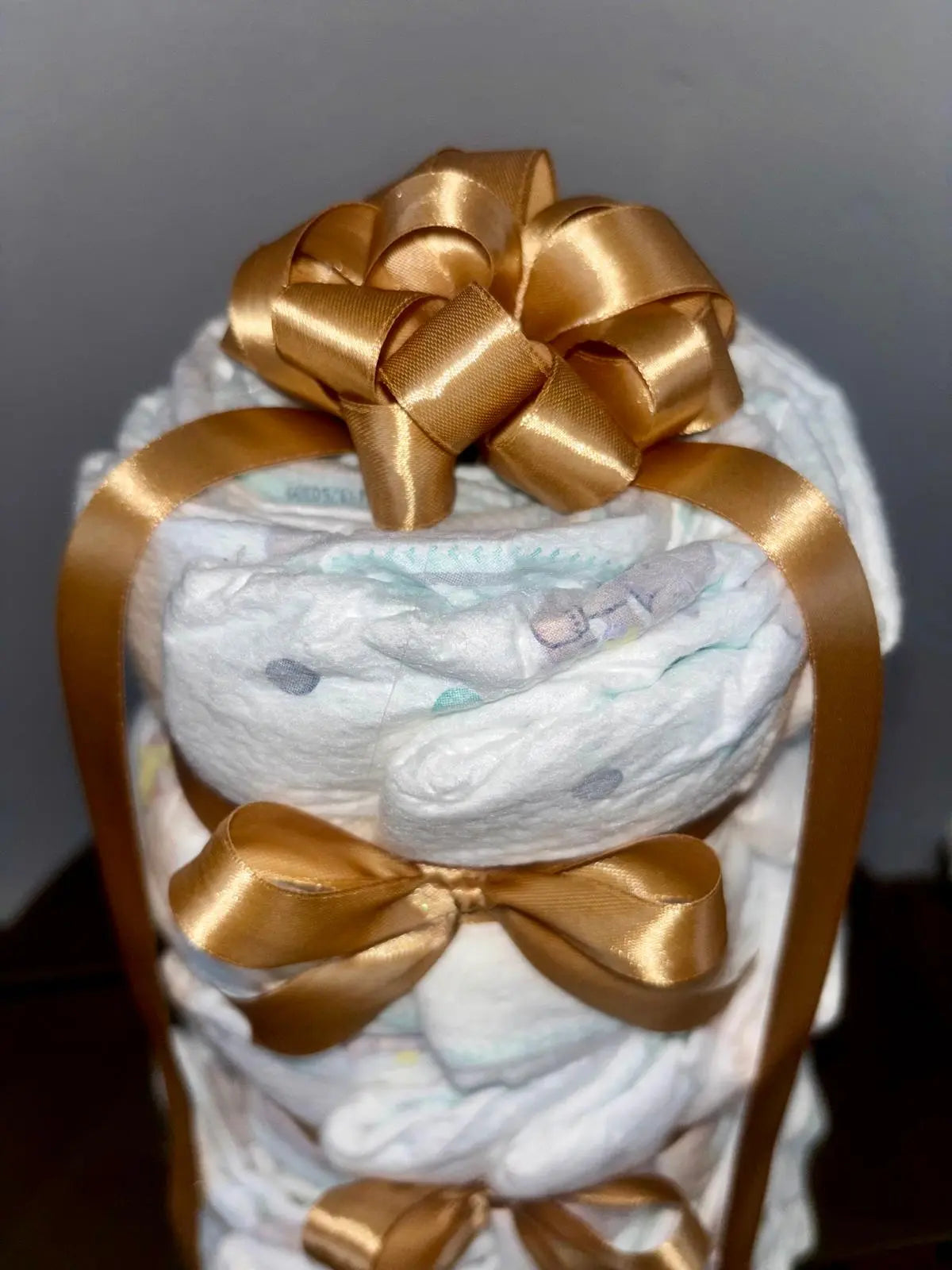 Stor Blöjtårta med Rosett – Perfekt för Babyshower (4-våningar)