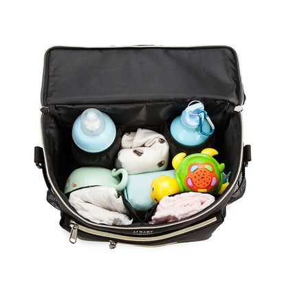 Rymlig skötväska sedd uppifrån, fylld med babyessentials som blöjor, flaskor och kläder - perfekt organiserad förvaring för föräldrar på språng