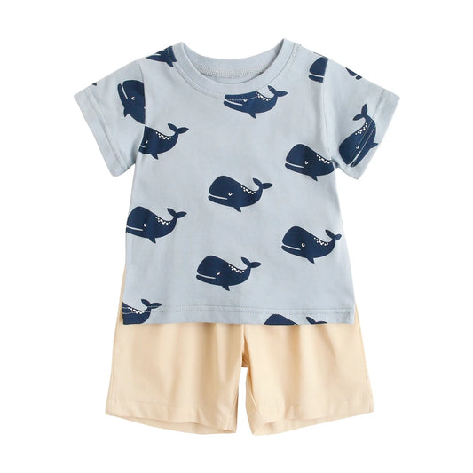 Babykläder med blå valtröja och ljusa shorts – sommarset pojke