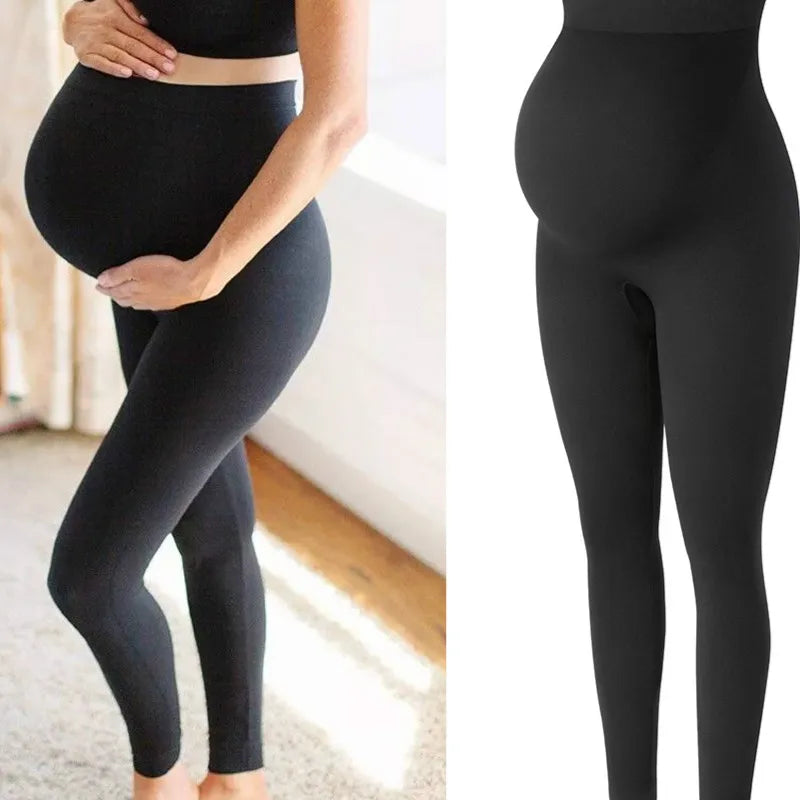 Svarta höga gravidleggings med magstöd på gravid modell
