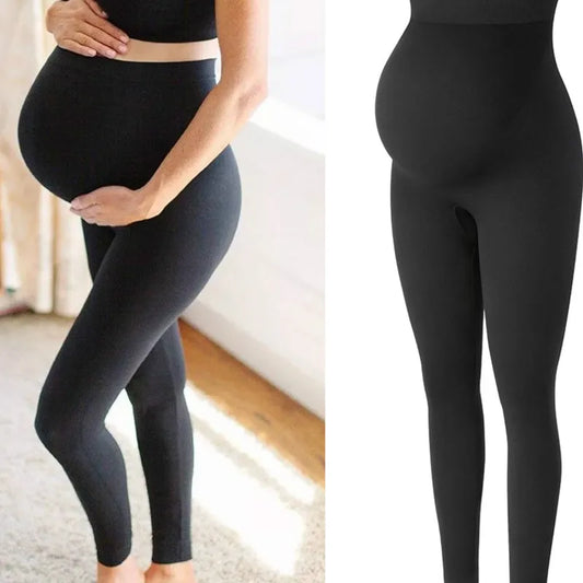 Svarta höga gravidleggings med magstöd på gravid modell