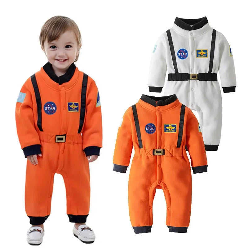 En glad barn i astronaut body med två alternativ vid sidan av, i vit och i orange, mot en vit bakgrund studio produkt bild