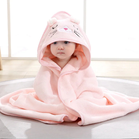 En liten pojke insvept i Rosa Katt Hooded Babybadhandduk