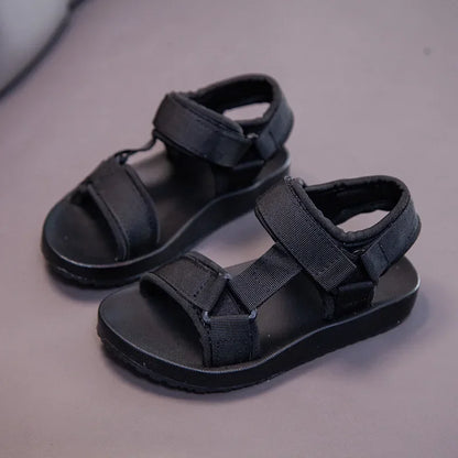 Svarta babysandaler med kardborre – perfekta för lek och fest