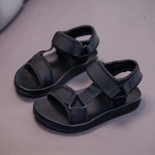 Svarta babysandaler med kardborre – perfekta för lek och fest