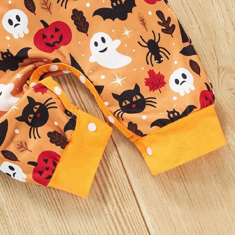 orange halloween baby body med fokus på knapparna på undre delen för lättare blöjbyten