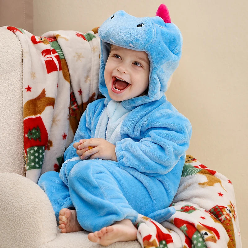 Glad barn iklädd barn halloween dräkt i ljusblå färg och dinosaurie design