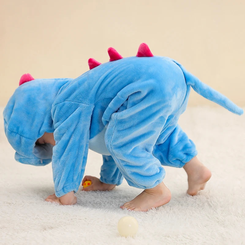 baksidan av en ljusblå dinosaurie babyromper med tänder och fenor, perfekt för maskerad