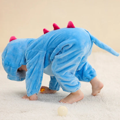 baksidan av en ljusblå dinosaurie babyromper med tänder och fenor, perfekt för maskerad