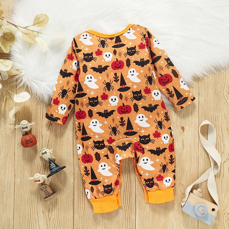 baksidan av en orange halloween baby jumpsuit, studio bild