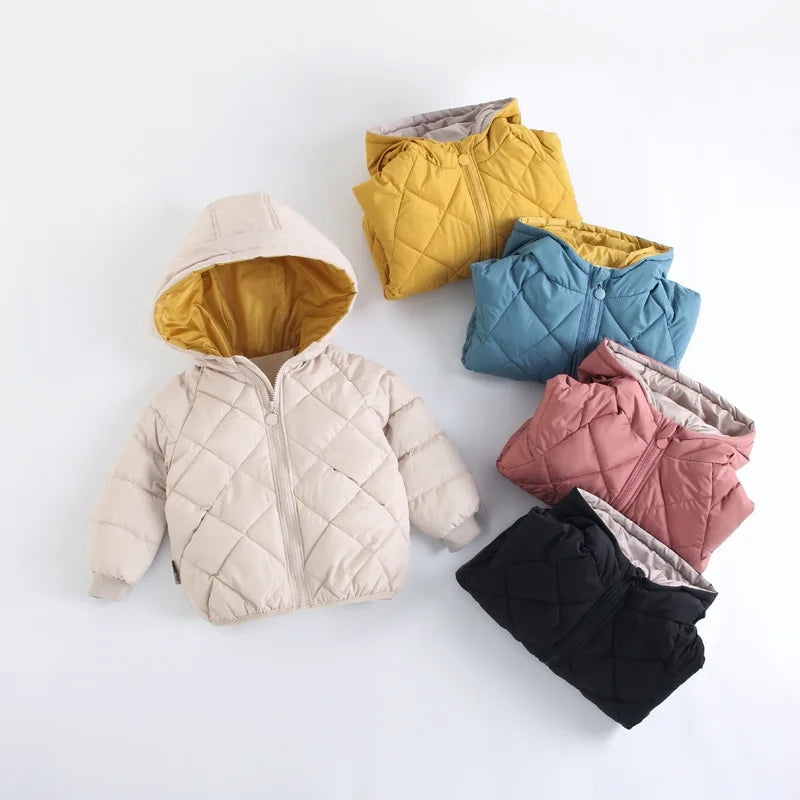 Mysig beige vinterjacka för barn, perfekt för kalla dagar är tillsammans med fyra andra jackor i samma design men i andra färger mot en vit bakgrund