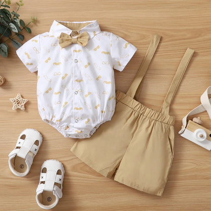 Stilfull kortärmad bodysuit för baby pojkar med beige byxor mot en bakgrund i trämönster