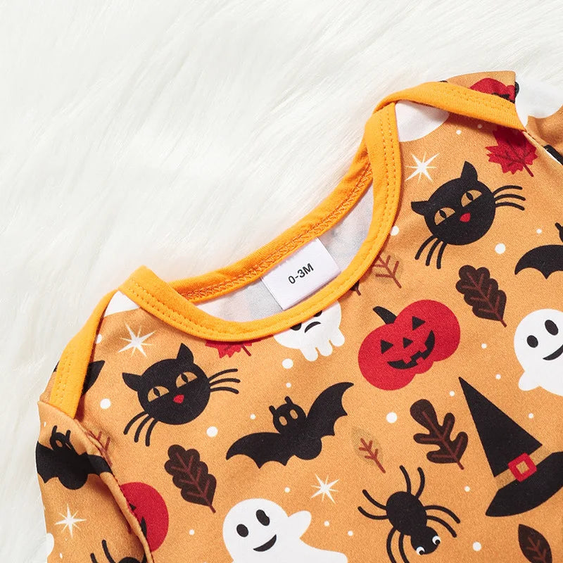 närbild på övre delen av en halloween romper och onesie för barn