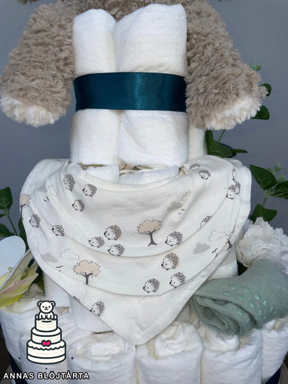 närbild på haklapp som en del av en blöjtårta, marinblå dekorativ band baby shower present